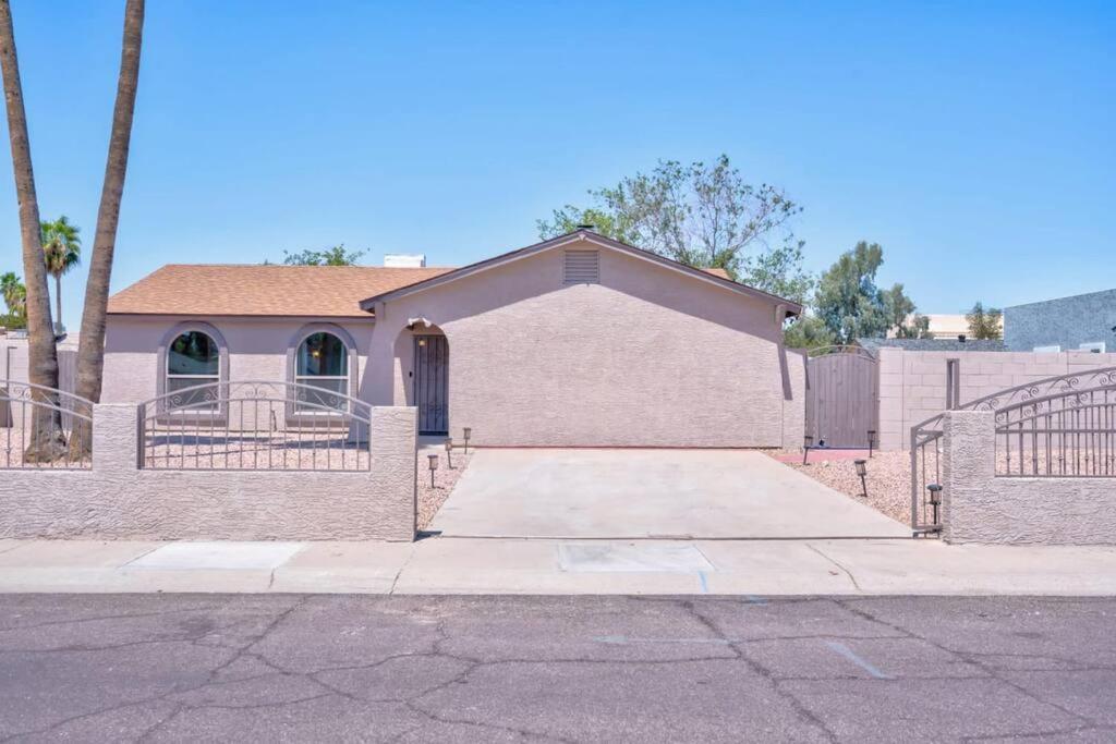 Villa Fab Phx Getaway W/ Pool & Fire Pit Phoenix Esterno foto