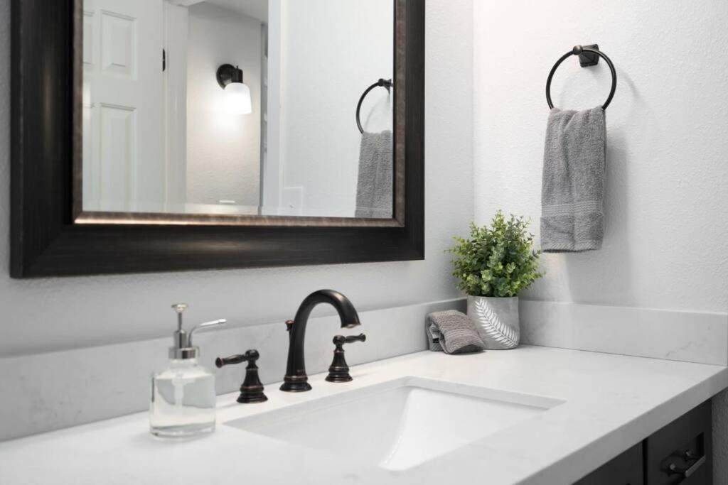 Villa Fab Phx Getaway W/ Pool & Fire Pit Phoenix Esterno foto